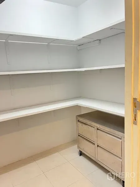 คอนโด ให้เช่าในKhlong Toei, Bangkok - ห้องแพนทรีพร้อมชั้นวางตัวแอลสีขาวและตู้ลิ้นชักโลหะ