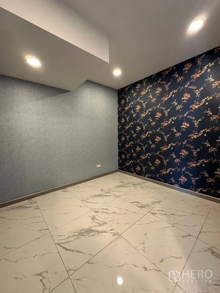 零售空间 出租在Bang Na, Bangkok - 独立房间，图案墙面与地砖铺设，适合理疗、会议或储物。