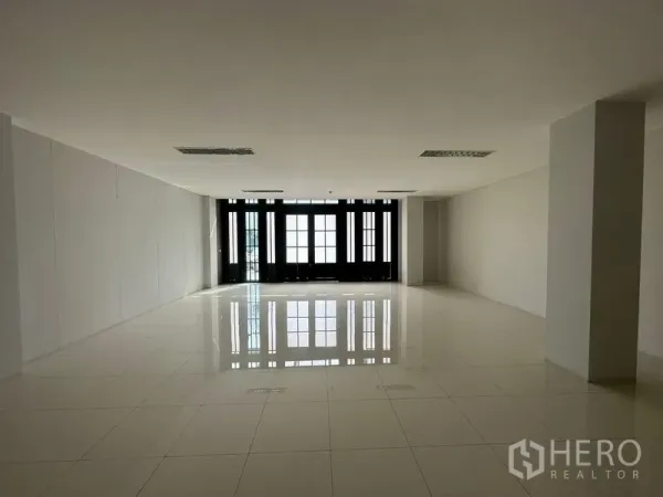 พื้นที่ขายปลีก ให้เช่าในBang Phli, Samut Prakan - ยูนิตค้าปลีกโล่งกว้าง พื้นกระเบื้องแกรนิตโต้และหน้าร้านกระจกด้านหน้า