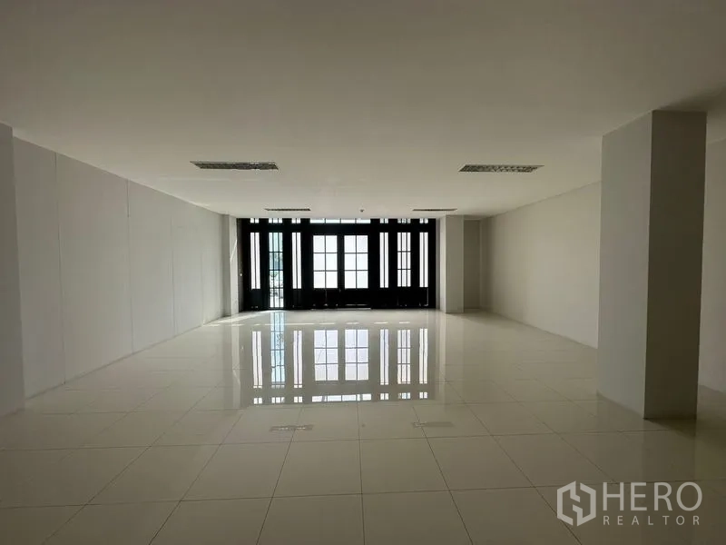 พื้นที่ขายปลีก ให้เช่าในBang Phli, Samut Prakan - ยูนิตค้าปลีกโล่งกว้าง พื้นกระเบื้องแกรนิตโต้และหน้าร้านกระจกด้านหน้า