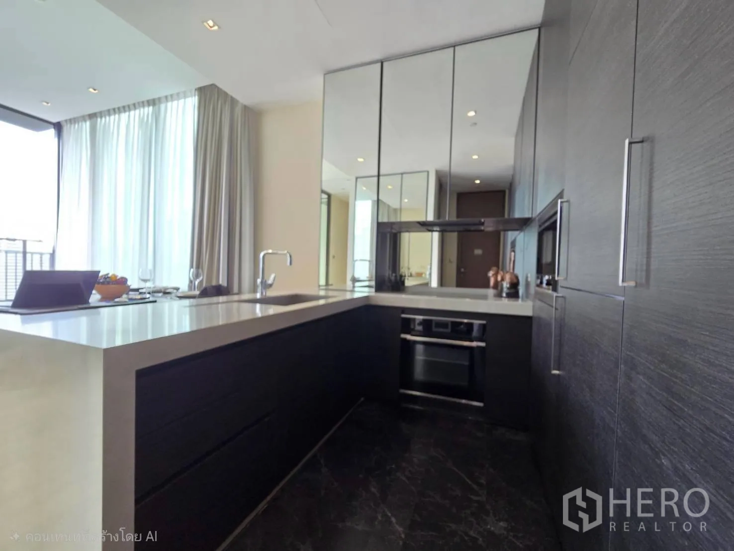 คอนโด for rent in Pathum Wan, Bangkok - ครัวสมัยใหม่ตู้สีเข้ม เคาน์เตอร์ยาว เตาอบบิลต์อิน และผนังกระจกเงา
