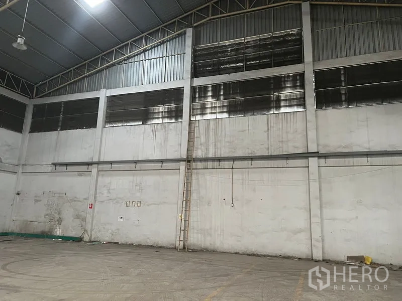 คลังสินค้า ให้เช่าในBang Sao Thong, Samut Prakan - ผนังโกดังมีช่องระบายอากาศและบันไดแนวตั้ง