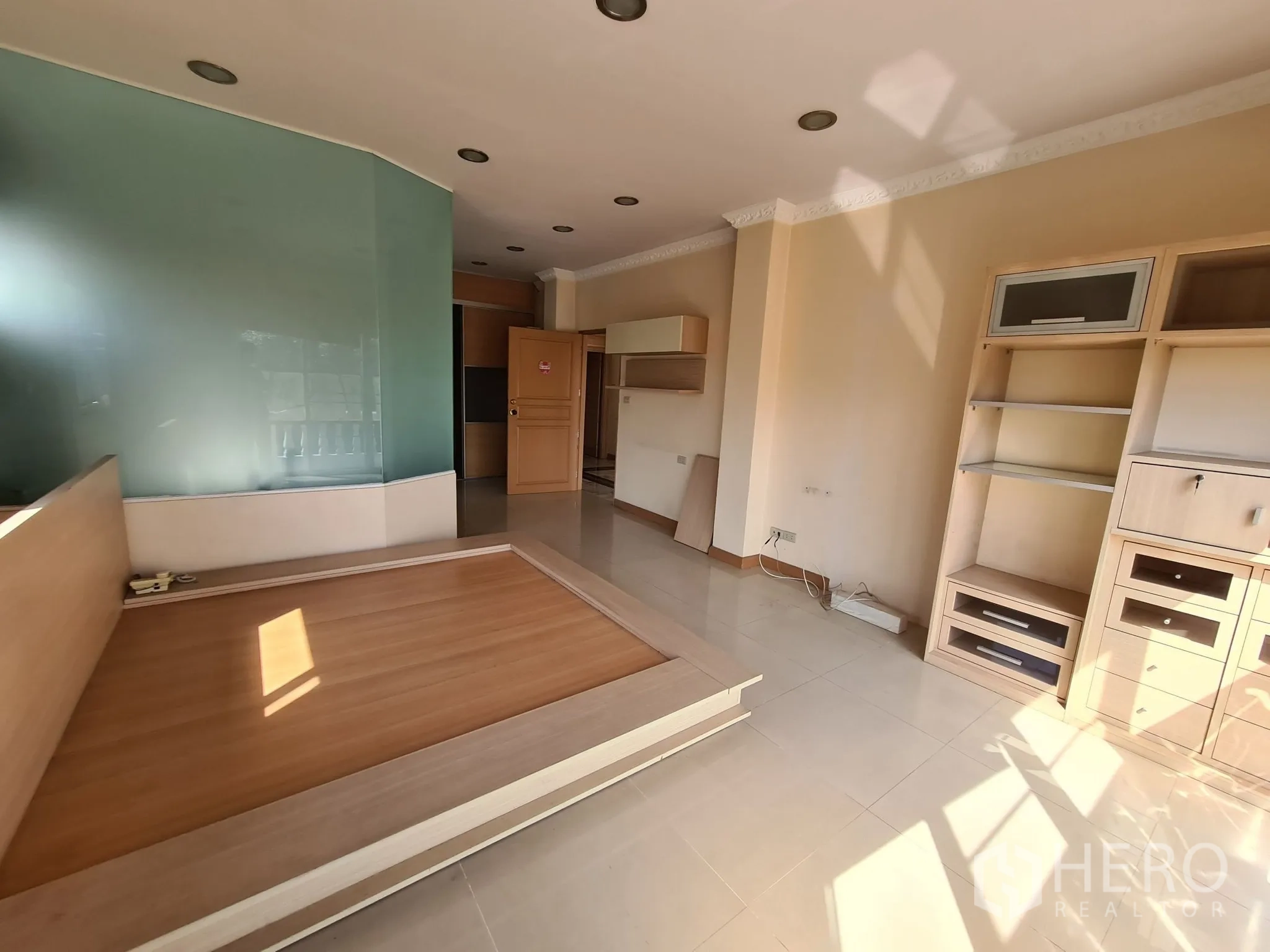 บ้าน ขายในChatuchak, Bangkok - ห้องนอนรับแสง พร้อมชั้นบิวท์อินและผนังกระจกฝ้า