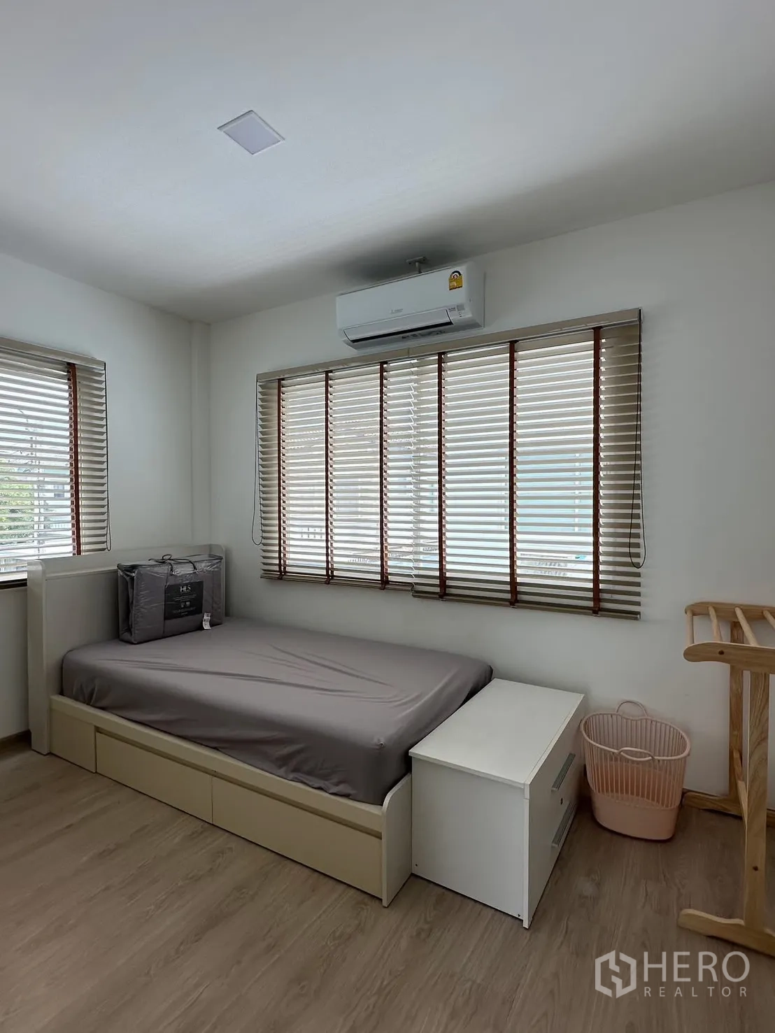 联排别墅 for rent in Prawet, Bangkok - 客卧配单人床、床头柜与壁挂空调。