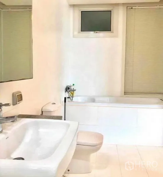 คอนโด ให้เช่าหรือขายในRatchathewi, Bangkok - ห้องน้ำสว่างโทนขาวพร้อมอ่างอาบน้ำ กระจก อ่างล้างหน้า และโถสุขภัณฑ์