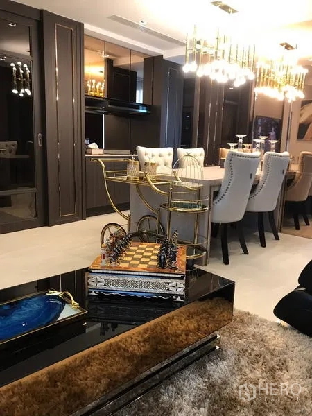 独立商业地产 出租在Chatuchak, Bangkok - 精致会客与用餐空间，亮面装饰、吊灯与棋盘摆件。