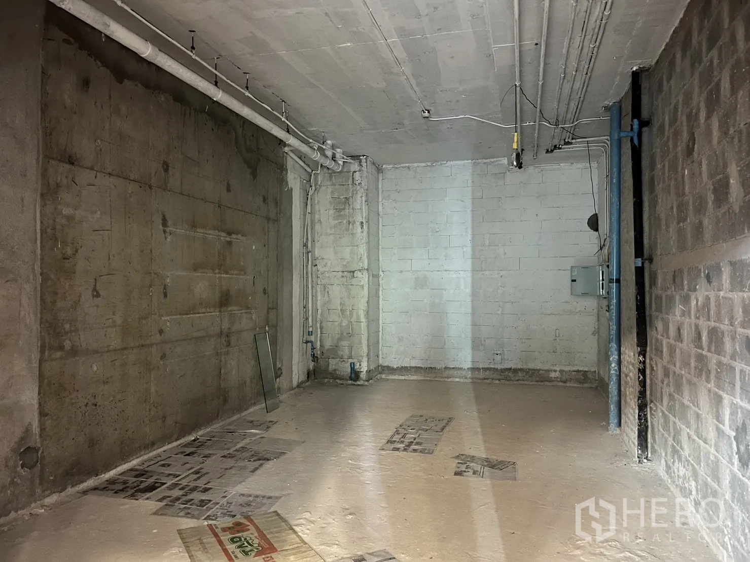 零售空间 出租在Khlong Toei, Bangkok - 未装修的商铺空间，裸露混凝土墙、天花管线与毛坯地面