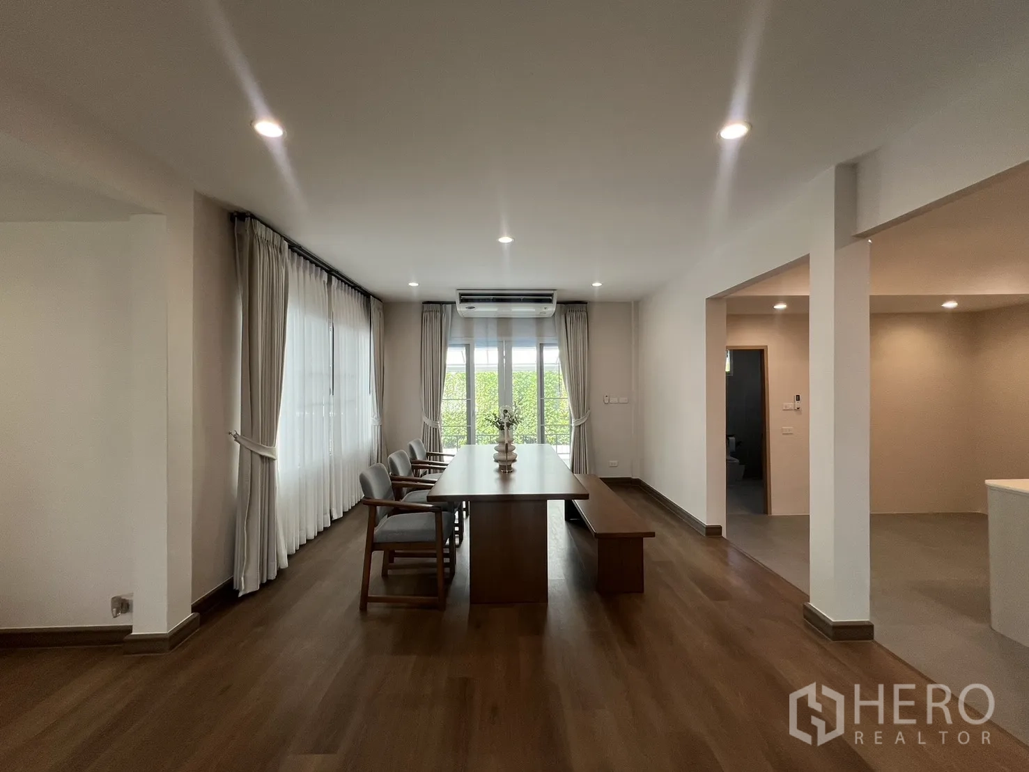 独立式住宅 出租在Mueang Samut Prakan, Samut Prakan - 餐桌近景，面向推拉门和空调。