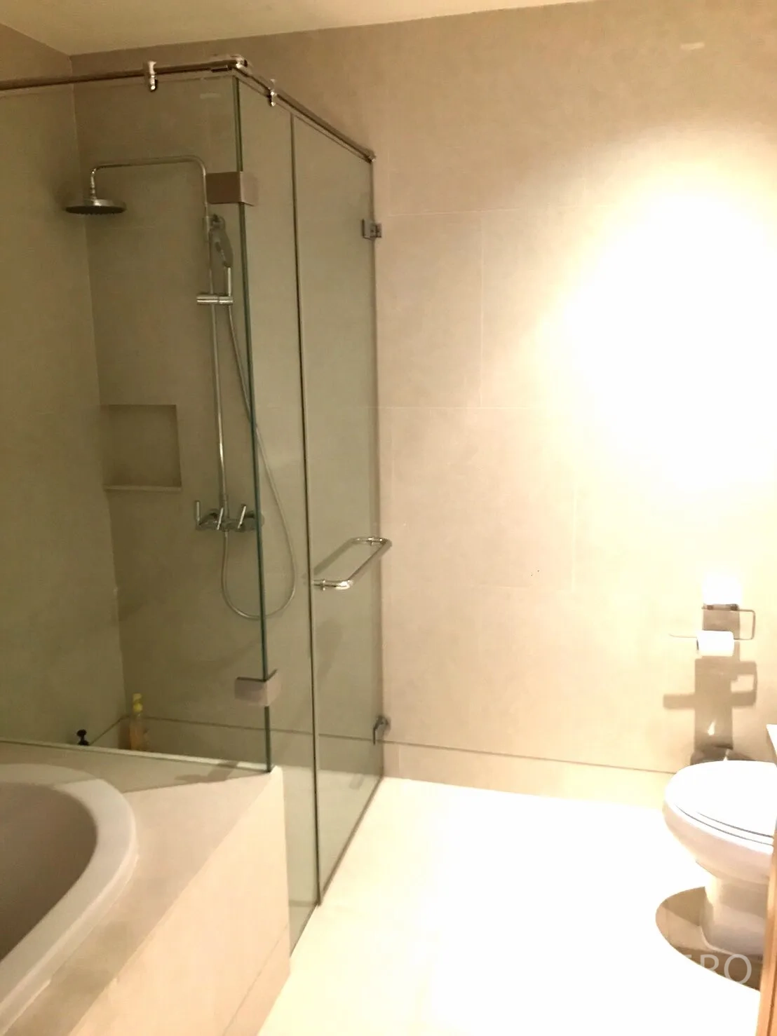 คอนโด ให้เช่าหรือขายในKhlong Toei, Bangkok - ห้องน้ำโทนสว่างพร้อมตู้ฝักบัวกระจก อ่างอาบน้ำ และโถสุขภัณฑ์