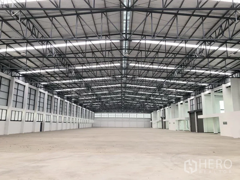 工厂 出租在Phra Nakhon Si Ayutthaya - 开阔仓库地面，长跨结构与多处装卸口。