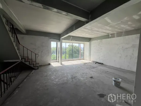 店屋 出售在Suan Luang, Bangkok - 半翻新商铺的高层开放空间，落地窗与钢楼梯采光充足。