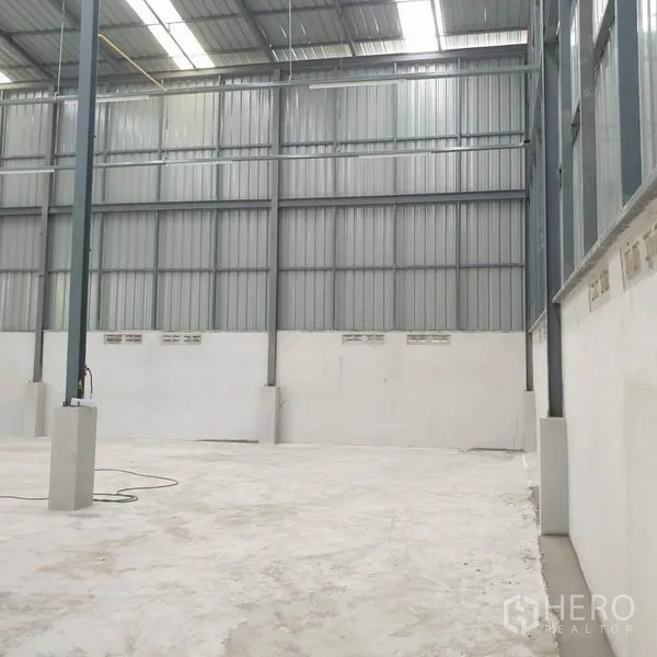 คลังสินค้า ให้เช่าในKhlong Toei, Bangkok - ภายในโกดังเพดานสูง เสาเหล็ก หลังคามีช่องแสงและพื้นคอนกรีต