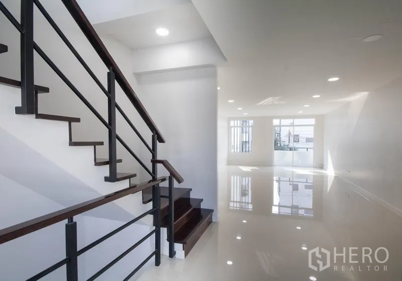 สำนักงานที่บ้าน ขายในHuai Khwang, Bangkok - บันไดราวเหล็กสู่ชั้นออฟฟิศโปร่งสว่าง มีหน้าต่างรอบด้าน