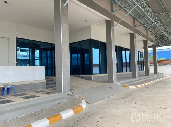 货栈 出租在Lat Krabang, Bangkok - 装卸区特写，带坡道、玻璃幕墙办公室和钢结构雨棚