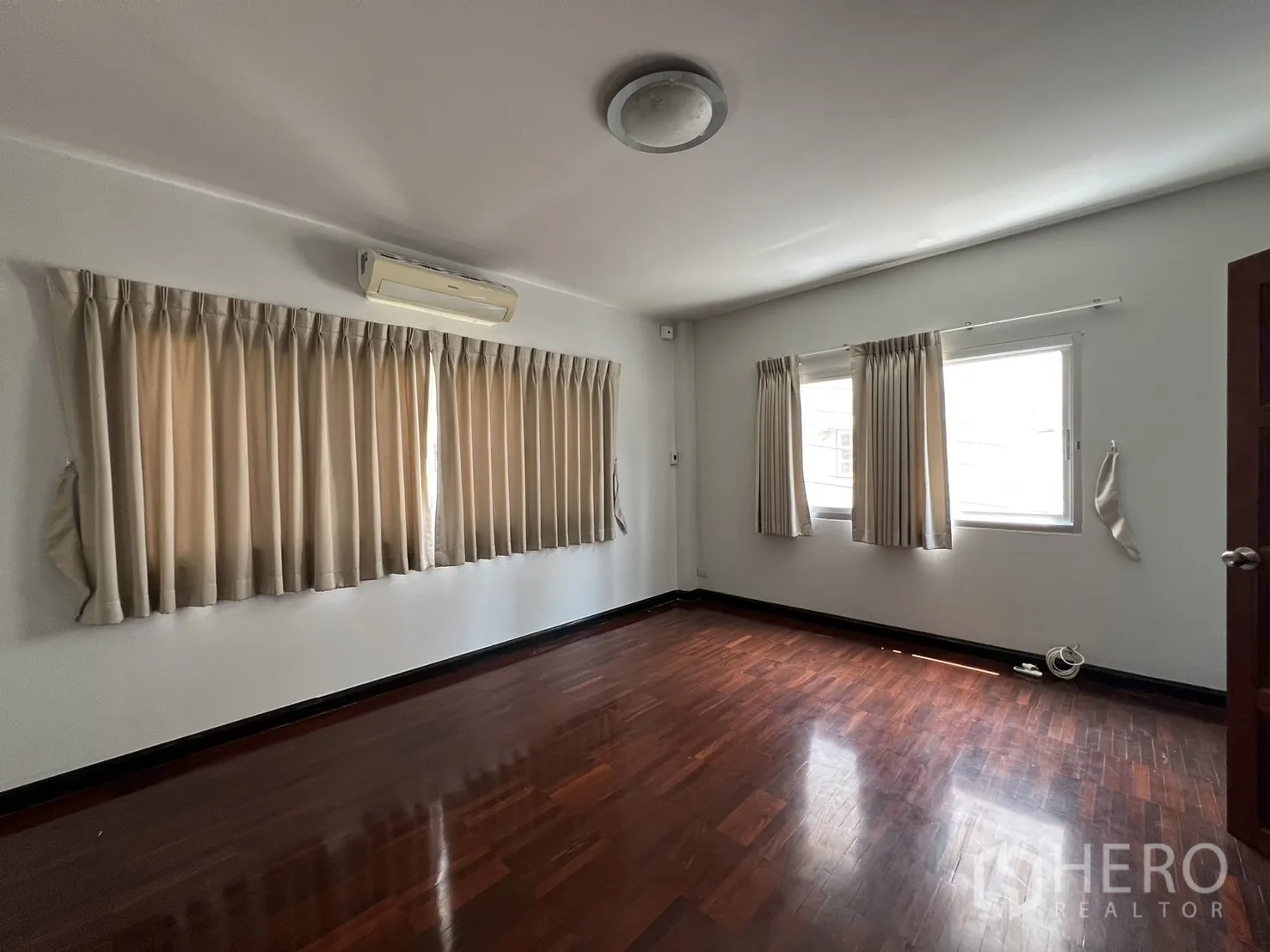 ทาวน์เฮาส์ ให้เช่าในKhlong Toei, Bangkok - ห้องนอนติดแอร์ มีหน้าต่างสองบาน ผ้าม่าน และพื้นไม้เงาสวย