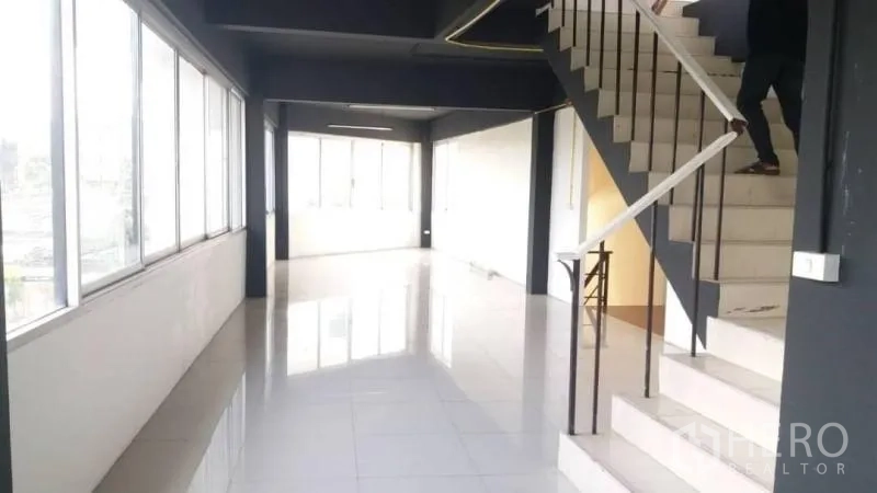 店屋 出售在Wang Thonglang, Bangkok - 店屋室内采光充足的开放楼层，大窗、亮面地砖与室内楼梯。