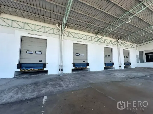 工厂 出租在Si Racha, Chon Buri - 带顶装卸区，配多组月台门与升降调节板。