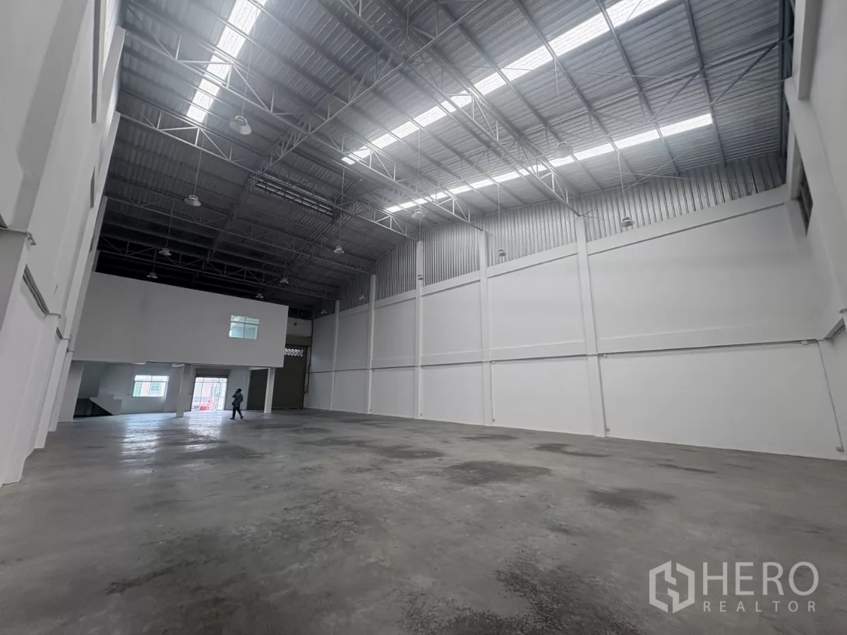 Factory for rent in Phra Samut Chedi, Samut Prakan - Deep warehouse hall with high-bay lights and generous headroom for machinery.