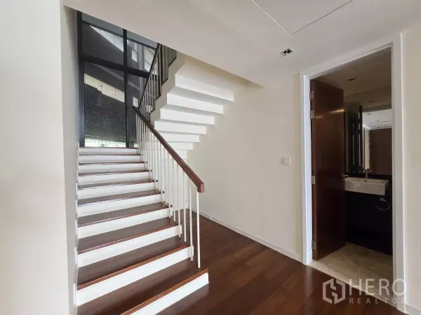 公寓 出租在Yan Nawa, Bangkok - 入口大厅，宽阔现代楼梯与客卫门。