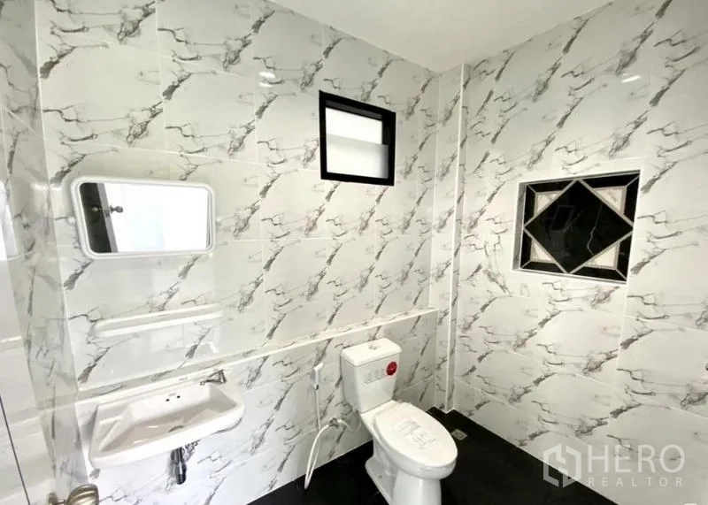 Warehouse for rent in Lat Lum Kaeo, Pathum Thani - Clean tiled bathroom with toilet, basin and ventilation window.