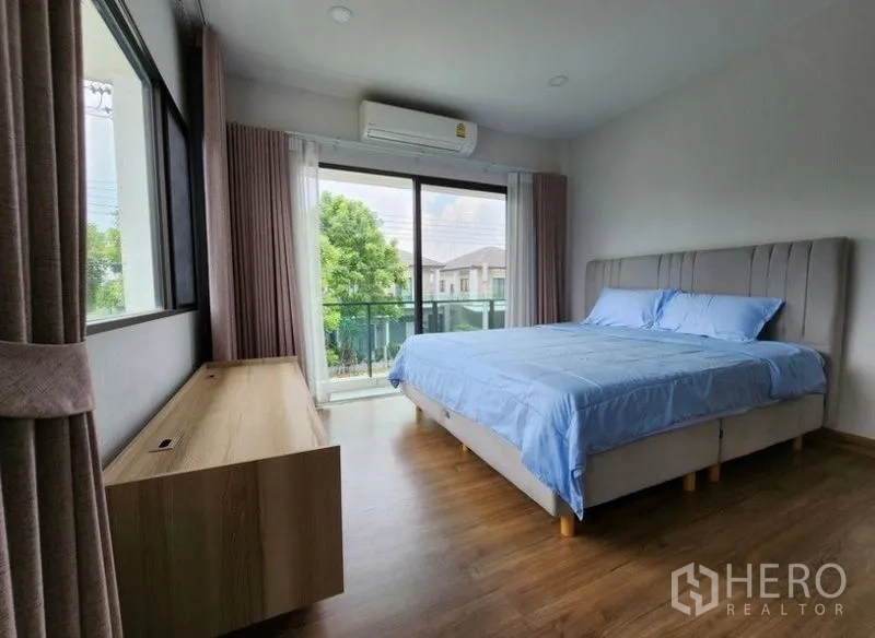 บ้าน ให้เช่าในPrawet, Bangkok - ห้องนอนใหญ่มีระเบียง หน้าต่างบานกว้าง และพื้นไม้