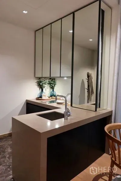 公寓 出租在Pathum Wan, Bangkok - 现代小厨房，石质台面、下嵌式水槽与镜面吊柜