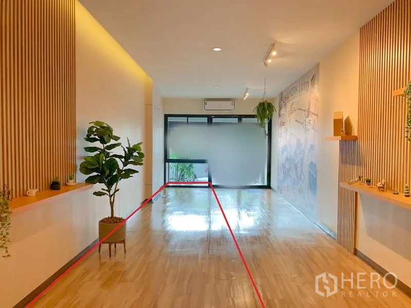 พื้นที่ขายปลีก ให้เช่าในKhlong Toei, Bangkok - พื้นที่ขายทรงลึกมีเส้นขอบสีแดง พื้นไม้เงา และชั้นวางของตามผนัง