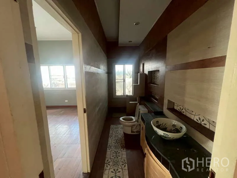 独立式住宅 出租在Watthana, Bangkok - 狭长卫浴，带窗，台上盆与花纹地砖。