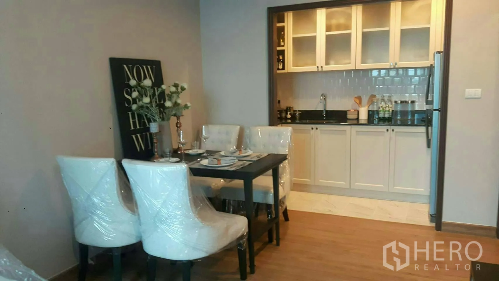 คอนโด ให้เช่าในPathum Wan, Bangkok - โซนรับประทานอาหารสำหรับสี่ที่นั่งติดครัวบิวท์อินสไตล์เชคเกอร์