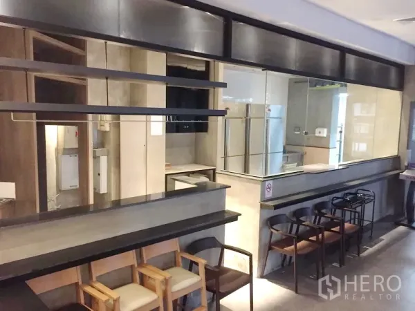 พื้นที่ขายปลีก ให้เช่าในKhlong Toei, Bangkok - พื้นที่ค้าปลีกสไตล์ร้านอาหารพร้อมเคาน์เตอร์ยาว ชั้นวาง และที่นั่ง