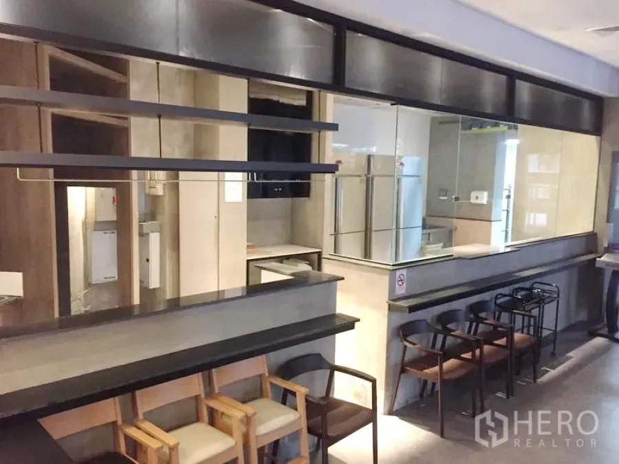 零售空间 出租在Khlong Toei, Bangkok - 现代餐饮式商铺，设长吧台、置物架与座位