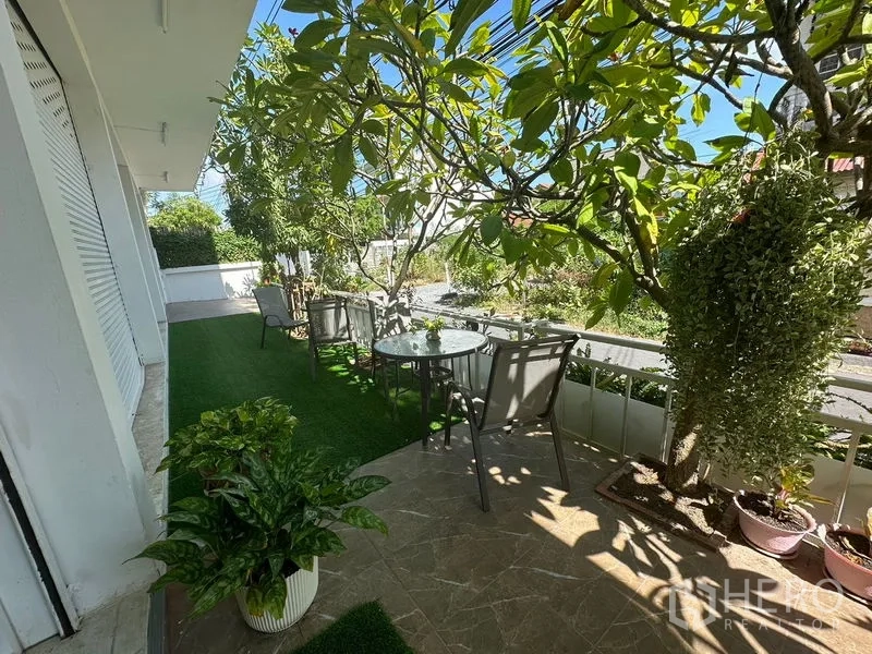 Home Office for rent in Phra Khanong, Bangkok - Shaded front garden patio with table, chairs and tropical plants.