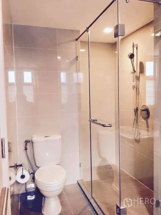 คอนโด ให้เช่าในWatthana, Bangkok - ห้องน้ำพร้อมตู้กระจกกั้นอาบน้ำและโถสุขภัณฑ์ โทนสีเรียบ