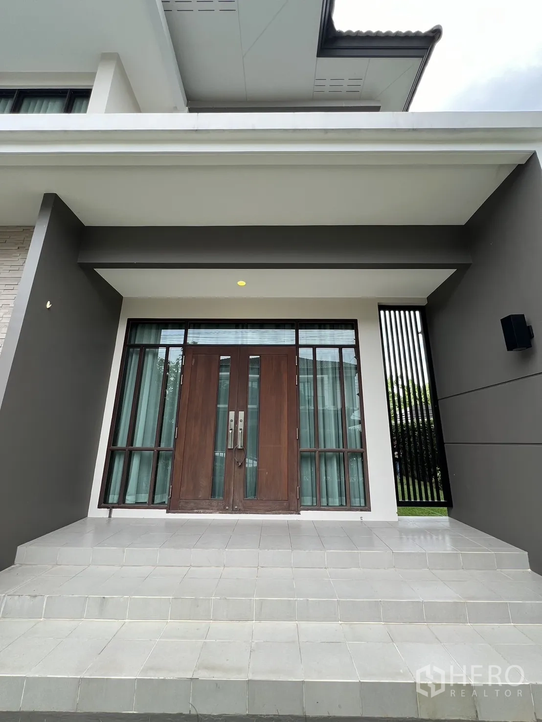 บ้าน ให้เช่าหรือขายในPrawet, Bangkok - ประตูทางเข้าหลักบานคู่ไม้ พร้อมขั้นบันได