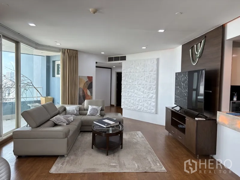 公寓 for rent in Khlong San, Bangkok - 客厅配电视柜、立体装饰墙与嵌入式照明。