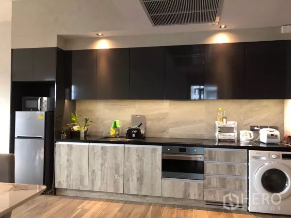 คอนโด ขายในWatthana, Bangkok - ครัวแบบเรียงตัวทันสมัย ตู้หน้าบานสีดำเงาผสมลายไม้ พร้อมเตาและเตาอบ ตู้เย็น และเครื่องซักผ้า