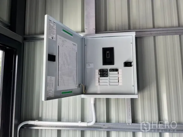 คลังสินค้า ให้เช่าในLat Phrao, Bangkok - ตู้เมนไฟฟ้าติดตั้งบนผนังเมทัลชีทของโกดัง