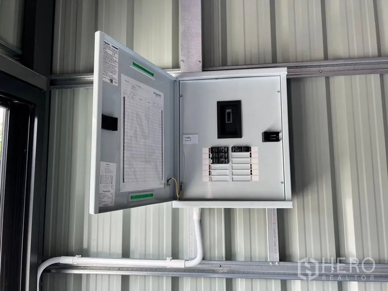 คลังสินค้า ให้เช่าในLat Phrao, Bangkok - ตู้เมนไฟฟ้าติดตั้งบนผนังเมทัลชีทของโกดัง