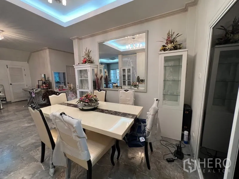 บ้าน ขายในLat Krabang, Bangkok - ชุดโต๊ะอาหารพร้อมตู้กระจกและกระจกเงาบานใหญ่