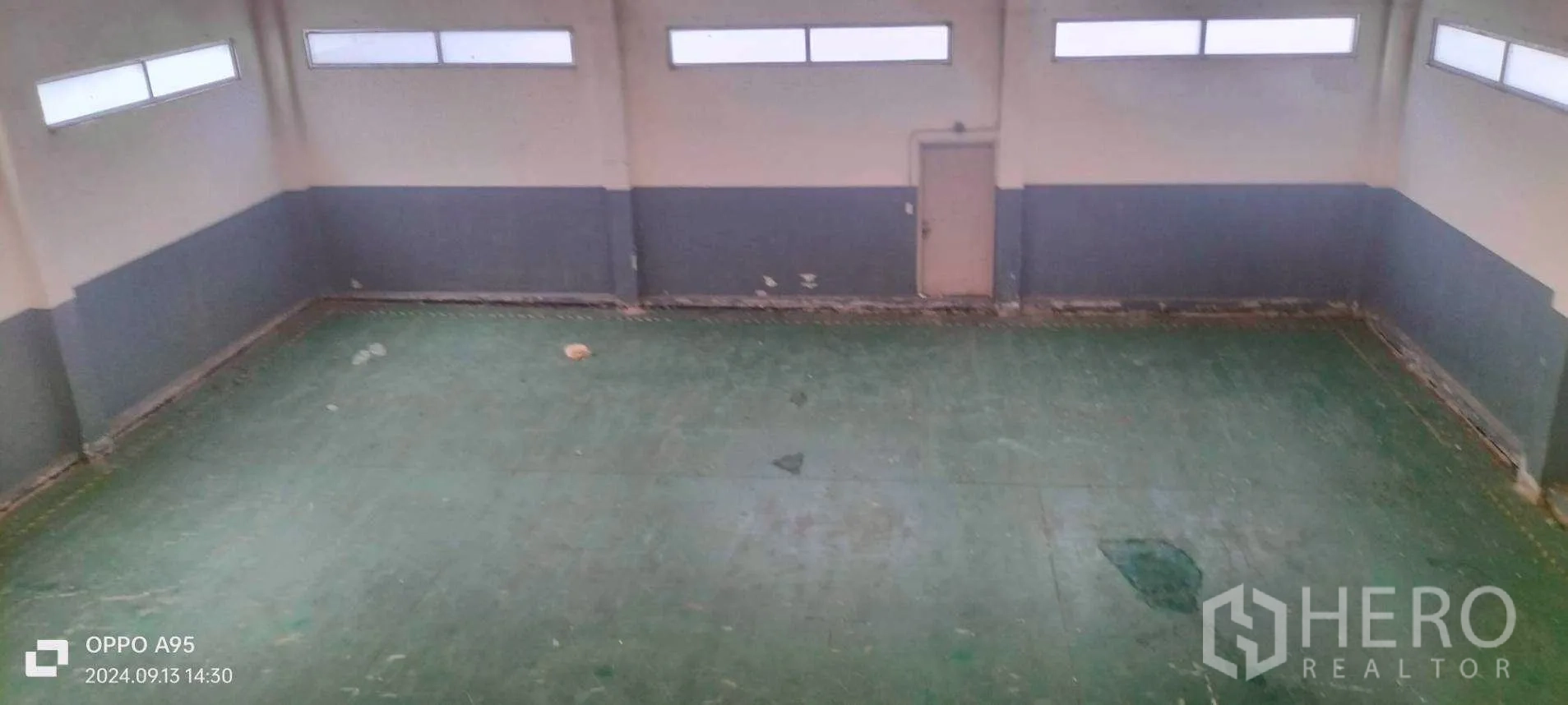 โรงงาน ให้เช่าในKhlong Luang, Pathum Thani - มุมมองจากด้านบน เห็นช่องว่างใช้งานและพื้นอีพ็อกซี่สีเขียว