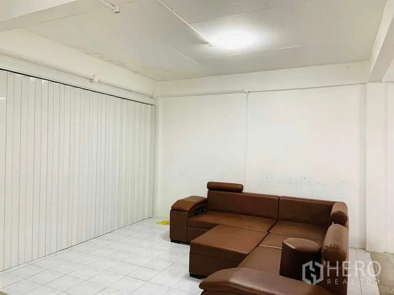 อาคารพาณิชย์ ให้เช่าหรือขายในKhlong Toei, Bangkok - ห้องส่วนตัวพร้อมโซฟาหนังสีน้ำตาลรูปตัวแอล พื้นกระเบื้องสีขาว และฉากกั้นเลื่อน
