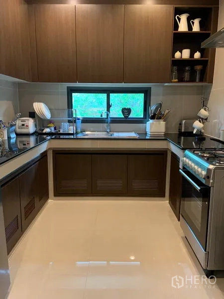 บ้าน ให้เช่าหรือขายในBang Kapi, Bangkok - ครัวยูเชฟพร้อมตู้ไม้ เคาน์เตอร์หิน หน้าต่างและเตาแก๊ส