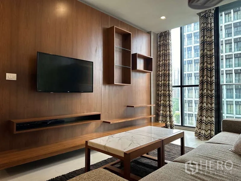 คอนโด ให้เช่าหรือขาย - ผนังทีวีไม้พร้อมชั้นลอย และหน้าต่างรับวิวเมือง
