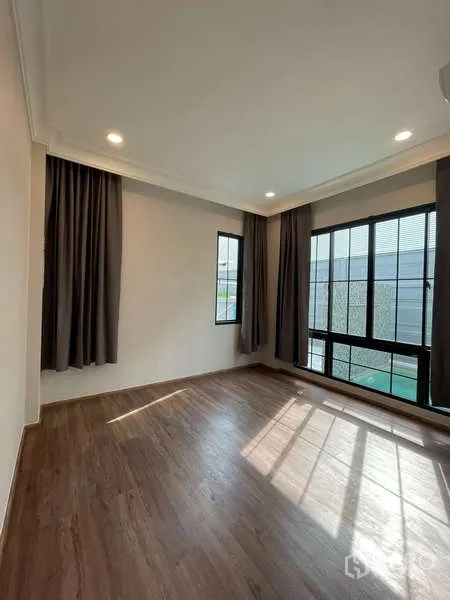 Detached House for sale in Thawi Watthana, Bangkok - Sunlit corner bedroom with wide windows and wood-style flooring