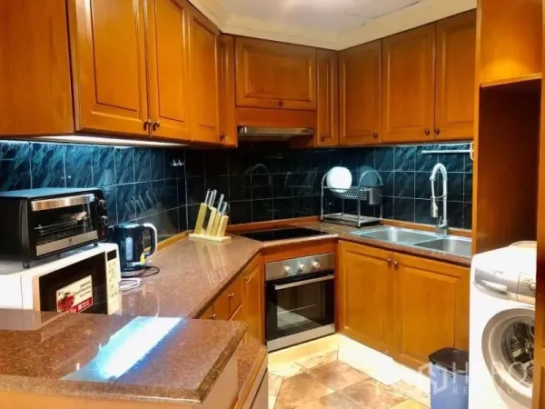 คอนโด ให้เช่าในWatthana, Bangkok - ครัวยูเชปตู้ไม้ เคาน์เตอร์หิน เตาอบ และผนังกระเบื้องสีดำ