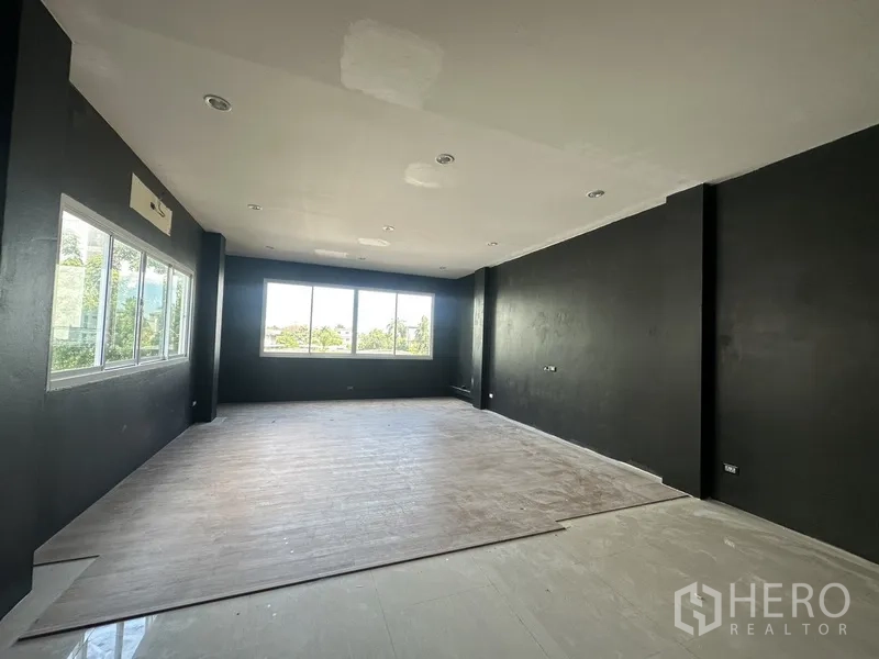 สำนักงานที่บ้าน ให้เช่าในPhra Khanong, Bangkok - ห้องน้ำลายไม้ มีอ่างล้างหน้าแขวนผนังและโซนอาบน้ำ