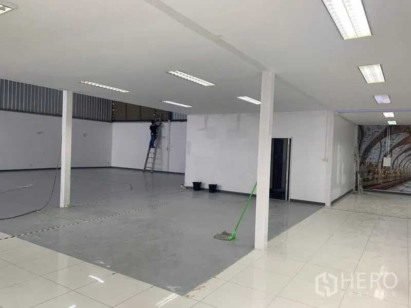 货栈 出租在Suan Luang, Bangkok - 灵活生产区，明亮顶灯与环氧地坪
