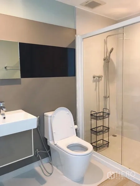 คอนโด ให้เช่าในBang Rak, Bangkok - ห้องน้ำสะอาดพร้อมตู้กระจกอาบน้ำ โถสุขภัณฑ์ และอ่างล้างหน้าแบบแขวน