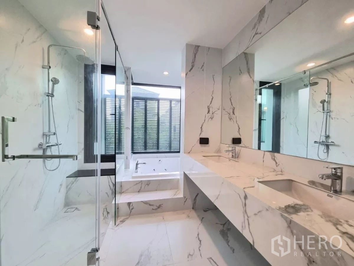บ้าน ขายในPrawet, Bangkok - ห้องน้ำใหญ่สไตล์ลักชัวรี อ่างล้างหน้าคู่ ฝักบัวกระจก ลายหินอ่อน