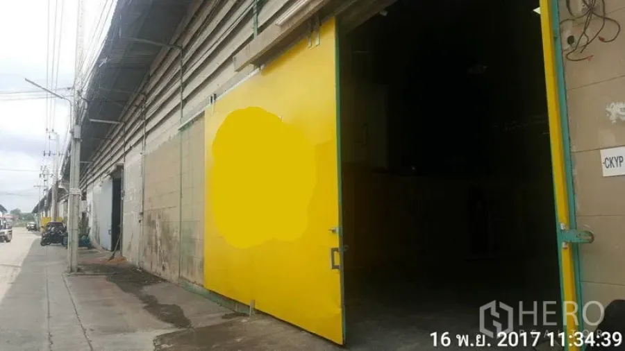 โรงงาน ให้เช่าในBang Phli, Samut Prakan - ประตูเหล็กสีเหลืองเปิดอยู่ เห็นทางเข้าโรงงานและทางสัญจรด้านหน้า